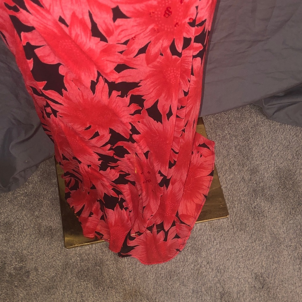 Chic Floral Maxi Dress in Red and Black - Picture 6 of 11